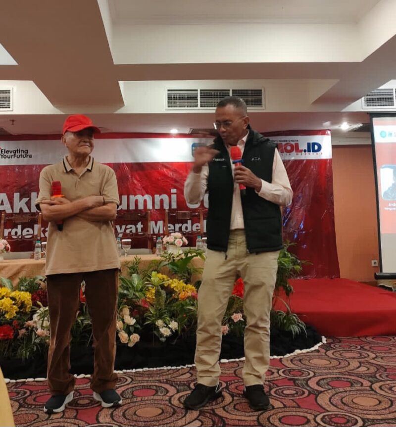 Dahlan Iskan (kanan) dan jurnalis senior Nuah Torong