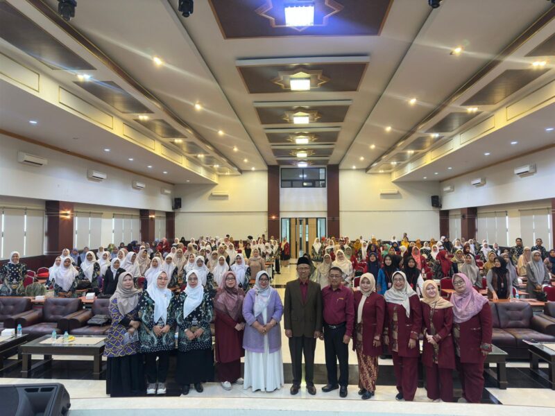 Para peserta kuliah umum PAUD foto bersama seusai acara di kampus Uniba.