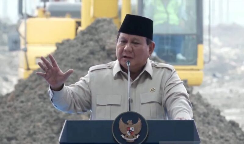 Presiden Prabowo Subianto pada acara peletakan batu pertama (groundbreaking) pembangunan proyek ANTAM-IBC-CBL di Artha Industrial Hill, Karawang, Jawa Barat, Minggu (29/6/2025).