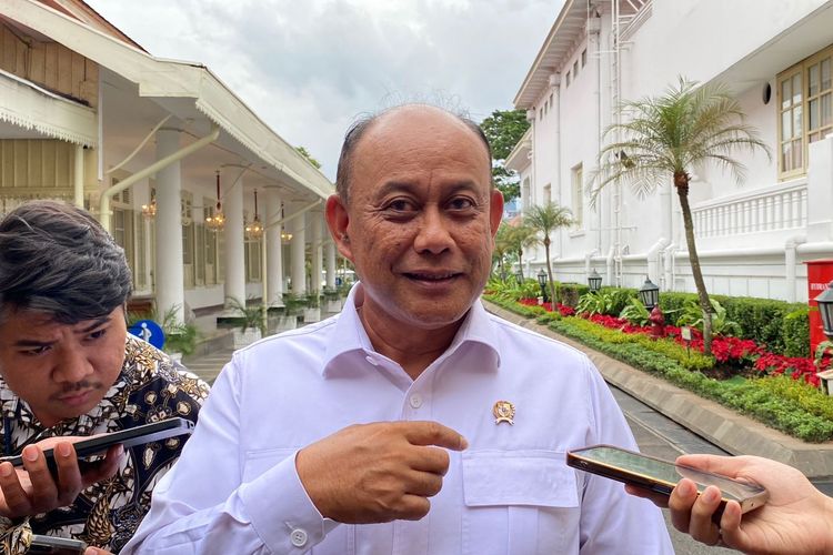 Kepala Badan Gizi Nasional (BGN) Dadan Hindayana angkat suara terkait ramainya polemik pemberian snack ataupun bahan mentah dalam program Makan Bergizi Gratis (MBG). 