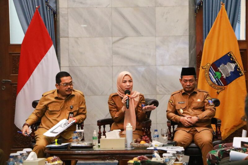 Bupati Serang Ratu Rachmatuzakiyah dan Wabup Najib Hamas saat pimpin rapat bersama Forkopimda, Senin, 16 Juni 2025.