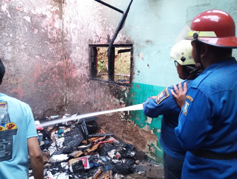 Tim pemadam kebakaran dari Kabupaten Serang saat melakukan pemadanan di Kampung Gunung Asem, Desa Mancak, Kabupaten Serang, Banten, Jumat (18/7/2025).