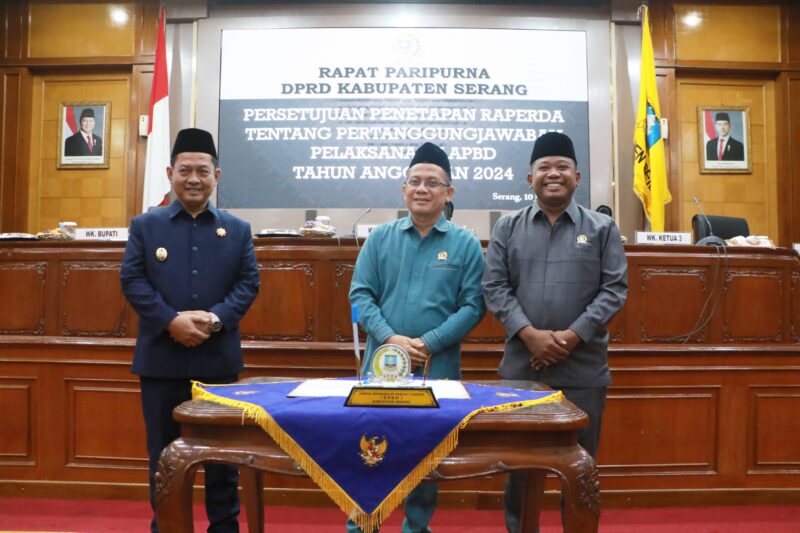 DPRD Kabupaten Serang menetapkan Raperda menjadi Peraturan Daerah (Perda) tentang APBD Tahun 2024, Kamis, 10 Juli 2025. 
