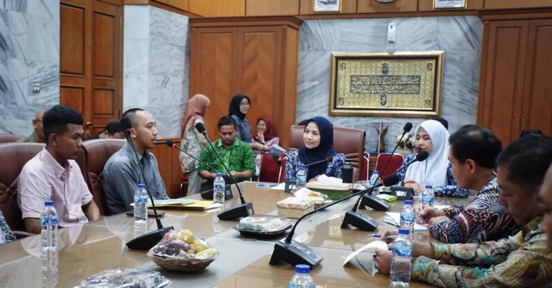 Bupati Serang Ratu Zakiyah saat menerima audiensi Warga Cibetus di ruang rapat Bupati, Kamis 3 Juli 2025 pukul 16.30 WIB.