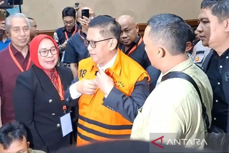 Sekretaris Jenderal PDI Perjuangan Hasto Kristiyanto memasuki ruang sidang Pengadilan Tipikor Jakarta, Kamis (3/7/2025).