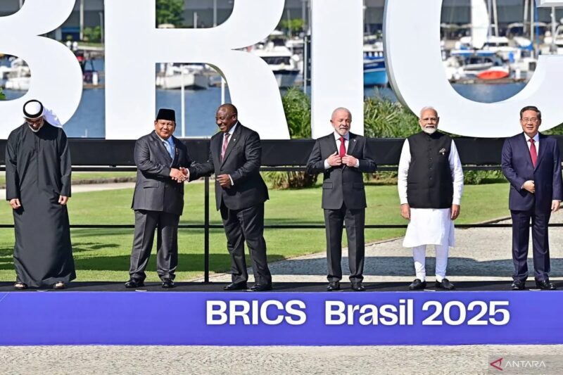 Presiden RI Prabowo Subianto berfoto bersama para pemimpin dunia anggota BRICS pada KTT BRICS 2025 di Rio de Janeiro, Brasil, Minggu (6/7/2025).