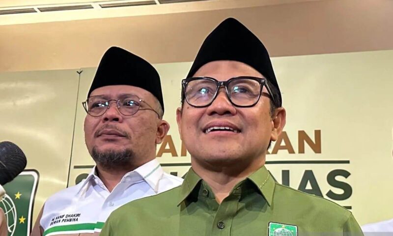 Menteri Tenaga Kerja dan Transmigrasi periode 2009–2014 Abdul Muhaimin Iskandar alias Cak Imin (kanan) dan Menteri Ketenagakerjaan periode 2014-2019 Hanif Dhakiri (kiri) di kawasan Tanah Abang, Jakarta, Senin (14/7/2025).