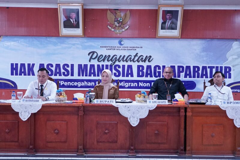 Bupati Serang Ratu Rachmatuzakiyah saat menghadiri acara Penguatan Hak Asasi Manusia bagi Aparatur Negara yang diselenggarakan oleh Kantor Wilayah Kementerian HAM Banten di Aula Tb Suwandi Pemkab Serang, Selasa (22/7/2025).