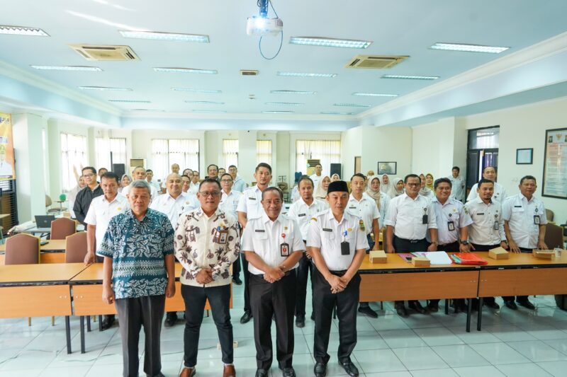 Sekda Kota Cilegon Maman Mauludin saat membuka kegiatan Sosialisasi dan Coaching Clinic Penguatan Peran Analis Kebijakan dalam Meningkatkan Indeks Kualitas Kebijakan bertempat di Aula BPKPAD Kota Cilegon, Rabu (23/7/2025). 