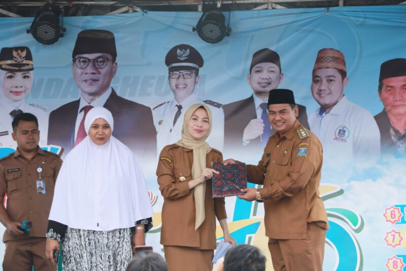 Bupati Ratu Zakiyah saat menghadiri Puncak acara HUT ke-46 Desa Sindangheula, Kecamatan Pabuaran di depan gerbang Bendungan Sindangheula, Senin, (28/7/2025).
