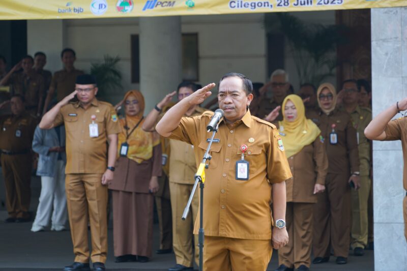 Sekda Kota Cilegon Maman Mauludin saat memimpin Apel Pagi Bersama yang dirangkaikan dengan peringatan Hari Anak Nasional ke-41 di Halaman Kantor Wali Kota Cilegon, Senin (28/7/2025).
