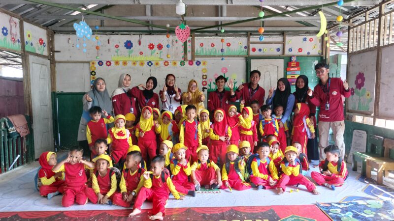 Mahasiswa KKM Kelompok 61 Universitas Bina Bangsa (UNIBA) menggelar kegiatan senam pagi bersama anak-anak TK Margaluyu, Kecamatan Sajira, Kabupaten Lebak, Jumat pagi (25/07/2025).