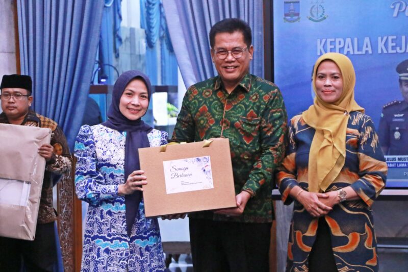 Bupati Serang Ratu Rachmatuzakiyah menghadiri Pisah Sambut Jabatan Kepala Kejaksaan Negeri (Kajari) Serang dari Lulus Mustofa kepada IG. Punia Atmaja di Pendopo Bupati, Senin, (28/72025) malam.