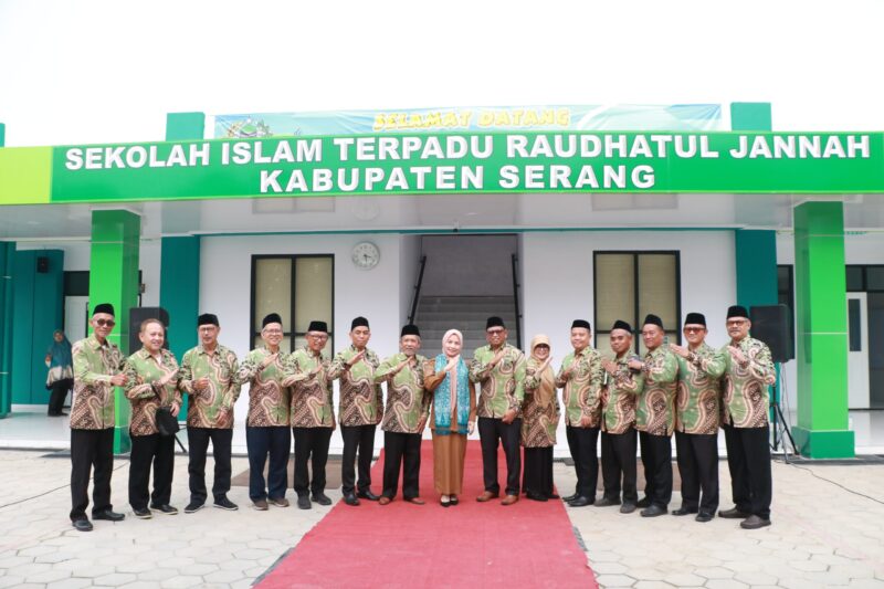 Bupati Serang Ratu Zakiyah menghadiri Kegiatan Peresmian Gedung SDIT dan SMPIT Raudhatul Jannah Kabupaten Serang di Taman Wulandira Kecamatan Kramatwatu, Selasa 29 Juli 2025.