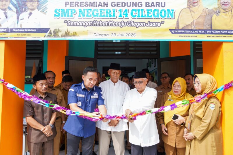 Walikota Cilegon Robinsar meresmikan gedung baru Sekolah Menengah Pertama Negeri (SMPN) 14 Kota Cilegon di Kelurahan Taman Baru, Kecamatan Citangkil, Selasa (29/7/2025).