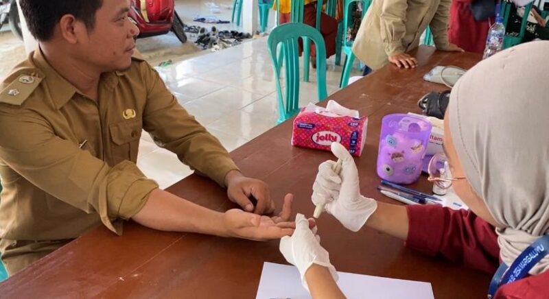 Mahasiswa KKM Kelompok 61 Universitas Bina Bangsa mengadakan kegiatan pemeriksaan tensi darah untuk masyarakat Desa Margaluyu, Kecamatan Sajira, Kabupaten Lebak-Banten, Selasa (29/07/2025). 