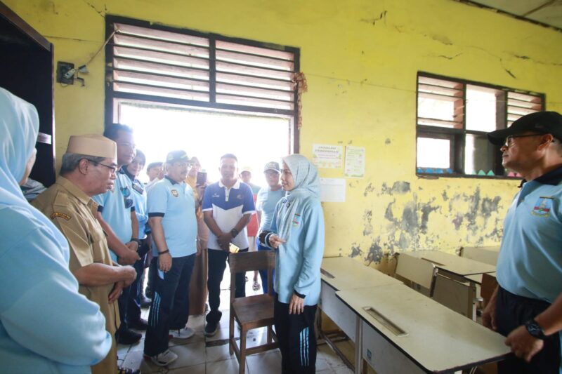Bupati Serang Ratu Zakiyah saat meninjau SDN Suka Maju, di Kampung Suka Maju, Desa/Kecamatan Tanara, yang kondisinya memprihatinkan, Senin, 30 Juni 2025.
