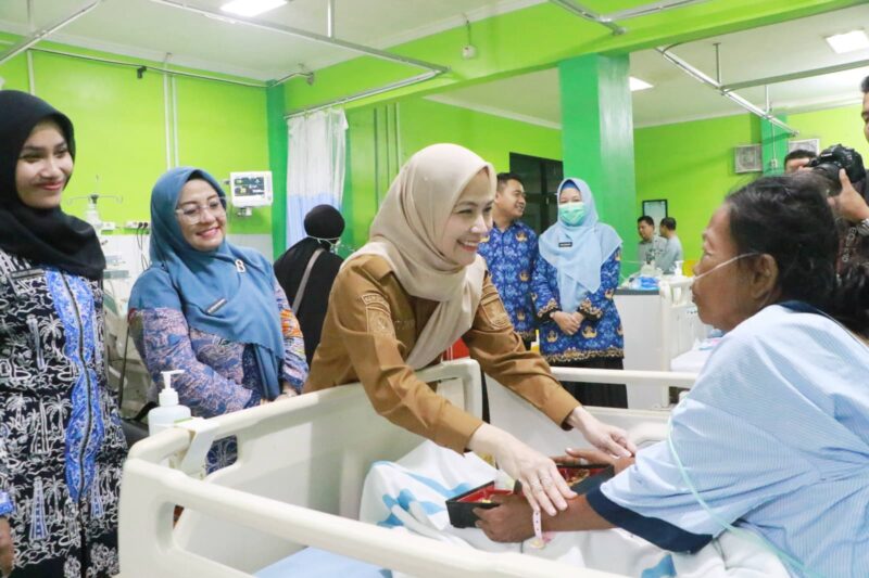 Bupati Serang Ratu Rachmatuzakiyah saat meninjau RSDP Serang, Senin, (2/6/2025).