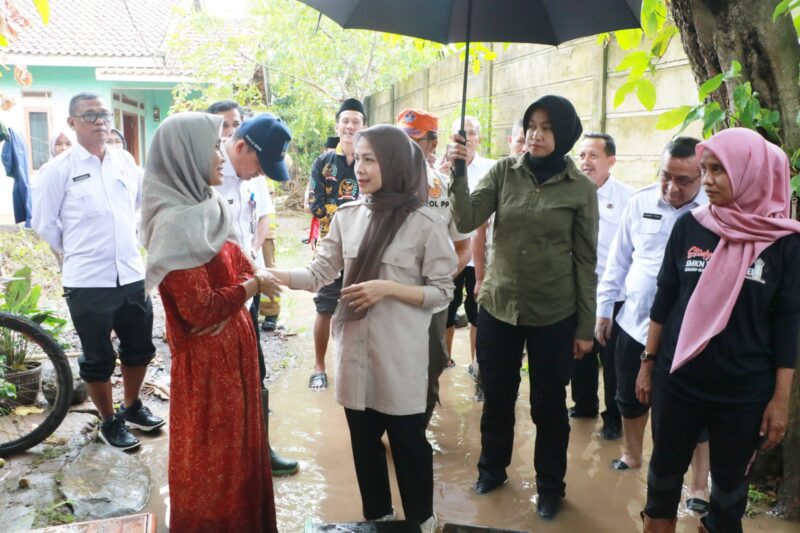 Bupati Serang Ratu Rachmatuzakiyah meninjau lokasi banjir di Pulo Ampel, Rabu (18/6/2025).