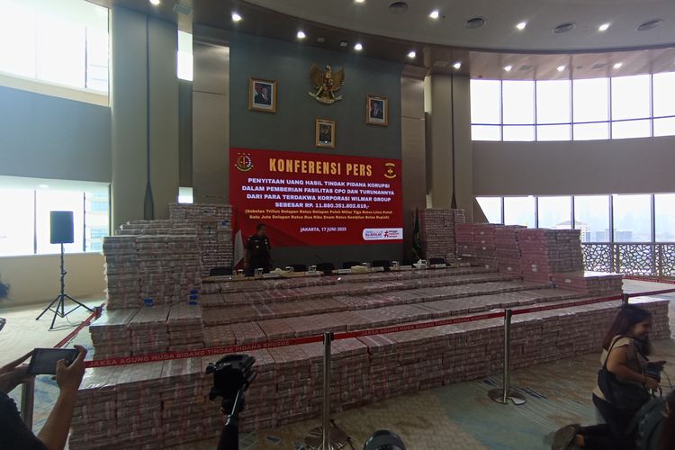 Penampkanan uang sitaan dari Wilmar Group saat ditunjukan oleh Kejaksaan Agung dalam konferensi pers, Selasa (17/6/2025).