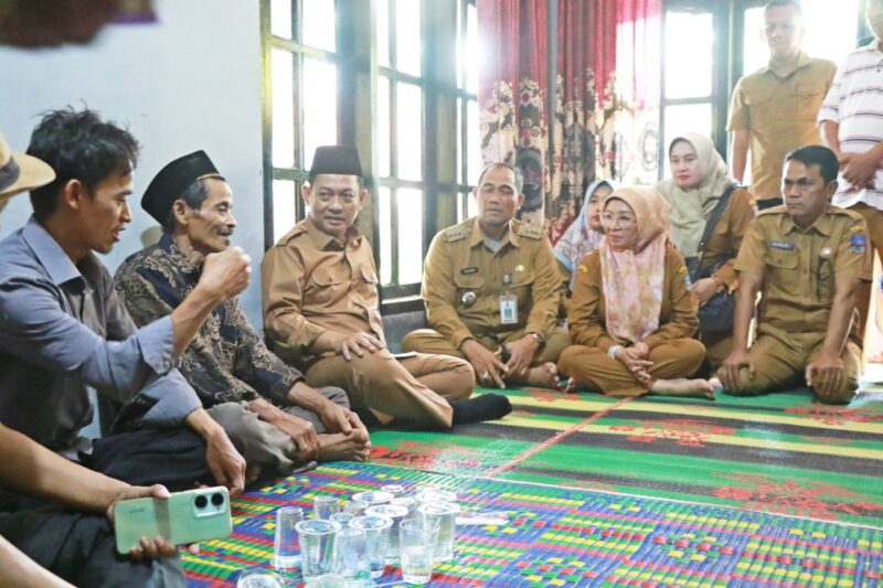 Wakil Bupati Serang Najib Hamas saat takziah ke kediaman orangtua almarhum Ifat Fatimah (26 tahun) di Kampung Kadu Kacapi, Desa Tanjung Sari, Kecamatan Pabuaran pada Senin, 7 Juli 2025 sore.