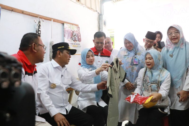Bupati Serang Ratu Zakiyah bersama Gubernur Banten Andra Soni meninjau Koperasi Desa (Kopdes) Merah Putih Ranjeng, Ciruas, Jumat, 4 Juli 2025.