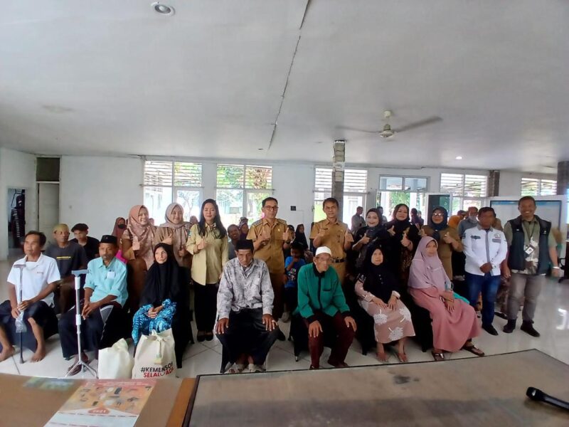 Pemberian Bantuan Disabiliats dan Lansia Terlantar di Kecamatan Carenang.                                                                          