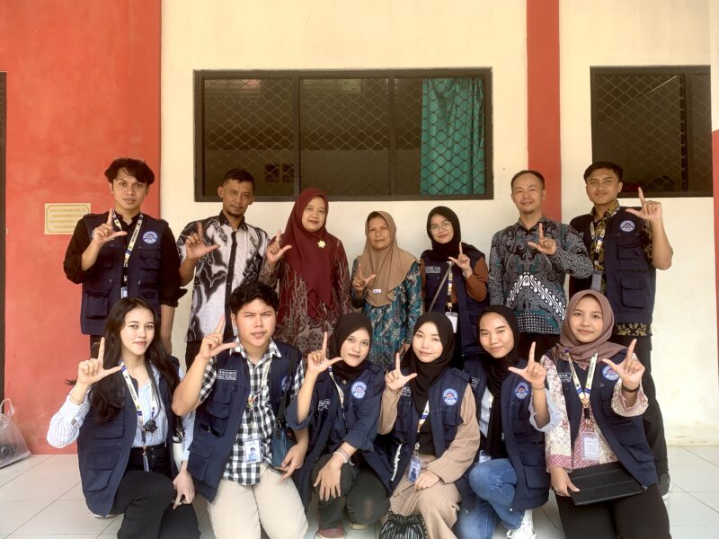 Anggota Kuliah Kerja Mahasiswa (KKM) Literasi kelompok 21 Untirta menggelar serangkaian kegiatan literasi di SDN Pagerbatu 4, Desa Pagerbatu, Kecamatan Majasari, Kabupaten Pandeglang, Jumat (25/07/2025).  