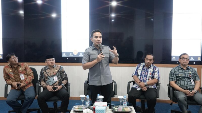Walikota Cilegon Robinsar instruksikan kepada seluruh OPD se-Kota Cilegon agar setiap laporan masyarakat yang masuk ke aplikasi pengaduan Cilegon Juare harus ditindaklanjuti secara cepat, tuntas dan terverifikasi. Hal tersebut dikatakannya saat sosialisasi aplikasi pengaduan Cilegon Juare di Ruang Command Center Pemerintah Kota Cilegon, Kamis (31/7/2025).