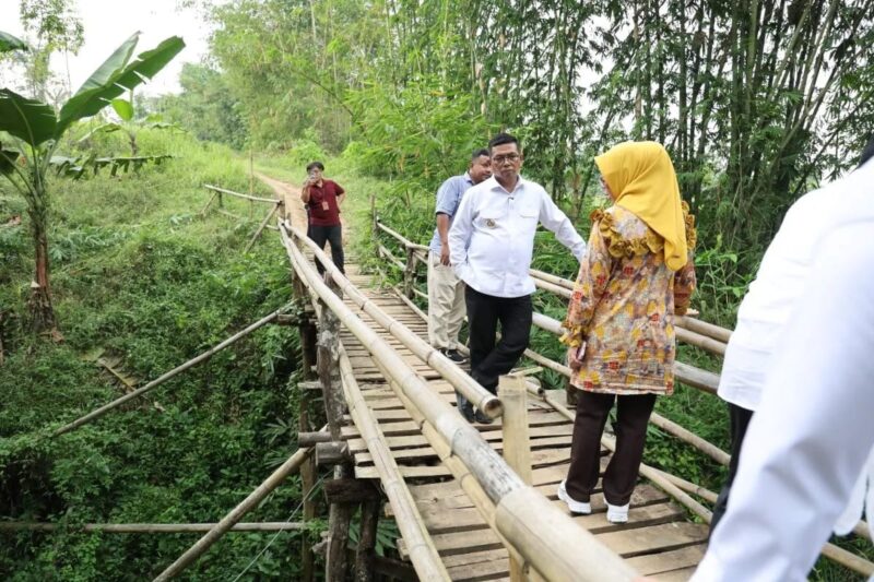 Gubernur Banten Andra Soni saat mengunjungi jembatan bambu Leuwi Panjang yang menghubungkan Desa Binong dan Desa Sindang Mulya, Kecamatan Maja, Kabupaten Lebak, pada Kamis (31/7/2025).