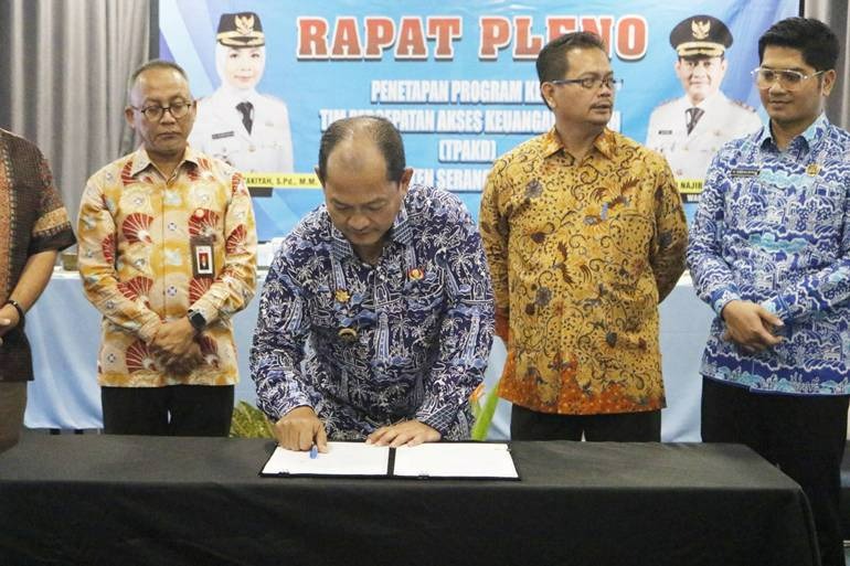 TPKAD Kabupaten Serang menetapkan sembilan (9) Program Kerja melalui Rapat Pleno. Salah satu dari 9 program kerja utama TPKAD, berkomitmen akan menguatkan literasi bagi ASN dan masyarakat agar terhindar dari pinjaman online atau pinjol dan judi online atau judol, Kamis, (31/7/2025).