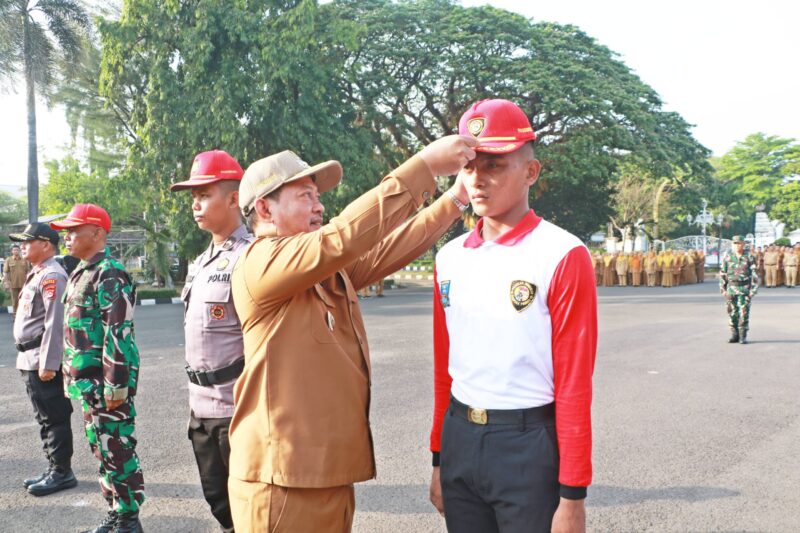 Wakil Bupati Serang Muhammad Najib Hamas menjadi Pembina Apel pagi yang dirangkaikan dengan Pembukaan Latihan Gabungan Pasukan Pengibar Bendera Pusaka (Paskibraka) Kabupaten Serang di Lapangan Pendopo Bupati Serang, Senin (4/8/2025). 