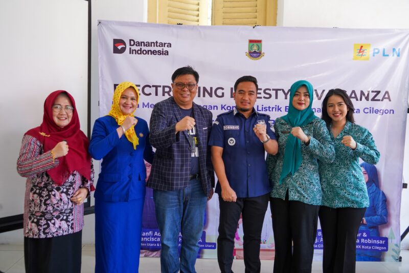 Walikota Cilegon Robinsar memberikan apresiasi terhadap acara Electrifying Lifestyle Vaganza. Acara yang merupakan kolaborasi antara PT PLN (Persero) dengan Tim PenggeraK Pemberdayaan Kesejahteraan Keluarga (PKK) Kota Cilegon di Rumah Dinas Walikota Cilegon, Senin (4/8/2025).