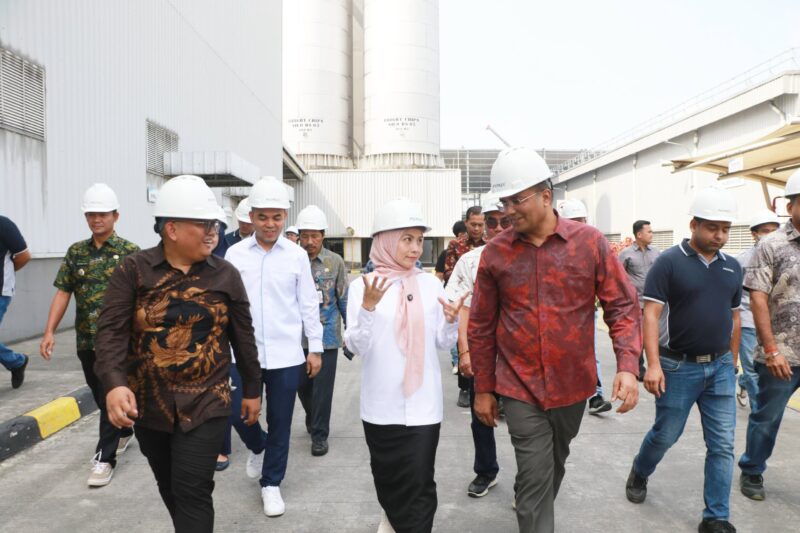 Bupati Serang Ratu Zakiyah di depan para direksi PT Polyplex Training Center, Kawasan Modern Cikande, Kamis 7 Agustus 2025.