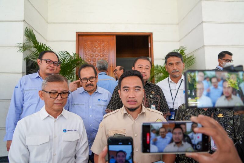 Walikota Cilegon Robinsar memimpin pertemuan dengan jajaran Asosiasi Industri Olefin, Aromatik dan Plastik Indonesia (INAPLAS) membahas mengenai evaluasi dan progres penanganan banjir yang melanda Ciwandan pada Februari 2024 lalu. Pertemuan tersebut berlangsung di Ruang Rapat Wali Kota Cilegon, Kamis (07/08/2025).