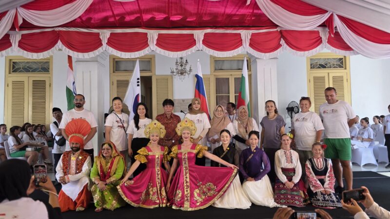 Puluhan pelajar Kota Cilegon dengan antusias mengikuti Workshop Tari Budaya yang merupakan bagian dari rangkaian Budaye Cilegon Fest & International Folk-Arts 2025, Kamis (7/8/2025), bertempat di Rumah Dinas Walikota Cilegon. 