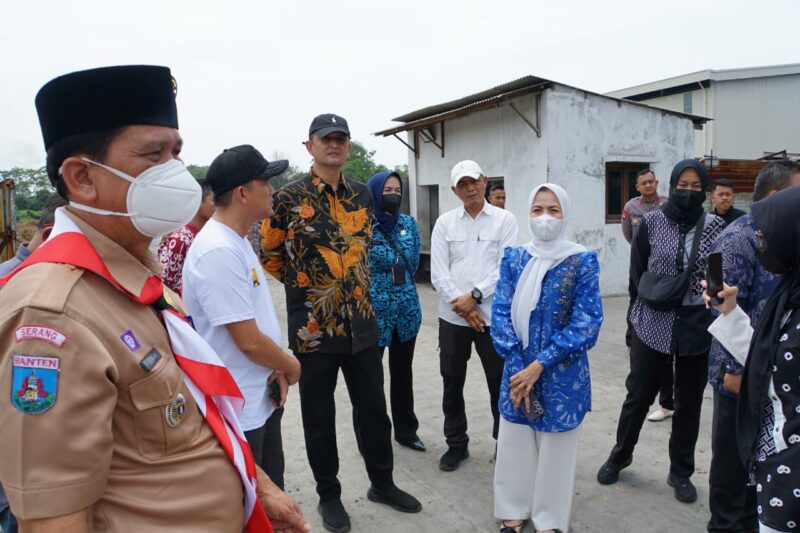Bupati Serang Ratu Rachmatuzakiyah langsung turun ke lokasi untuk memastikan kabar salah satu warganya yang meninggal diduga terpapar limbah pabrik PT GRS, di Desa Cemplang, Kecamatan Jawilan, Kamis (14/8/2025).