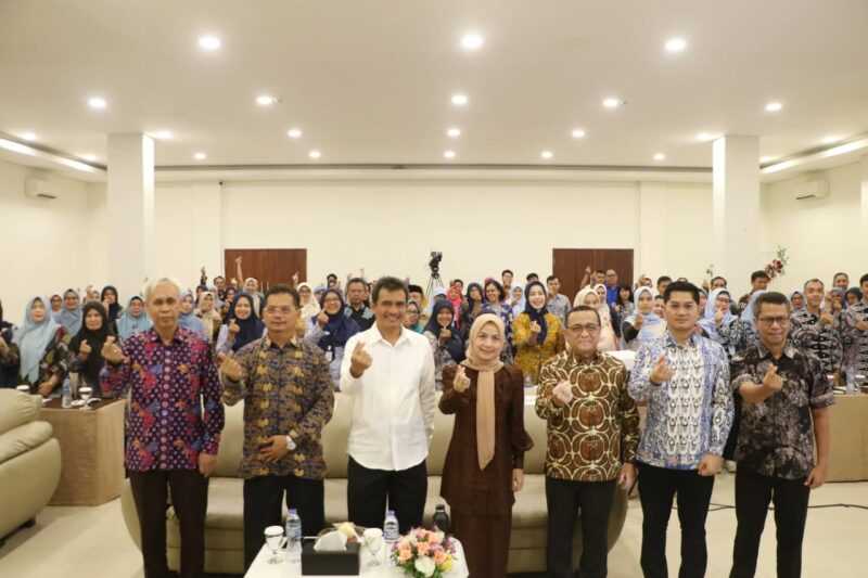 Bupati Serang Ratu Rachmatuzakiyah mendorong Badan Layanan Umum Daerah (BLUD) Kabupaten Serang untuk bekerja secara profesional, mandiri, transparan, dan berorientasi pada mutu layanan prima. Hal ini disampaikan saat membuka Bimbingan Teknis (Bimtek), Pembinaan BLUD Kabupaten Serang, Kamis-Jumat, 13-14 Agustus 2025 Di Hotel Pesona Krakatau Anyer, Kecamatan Cinangka.