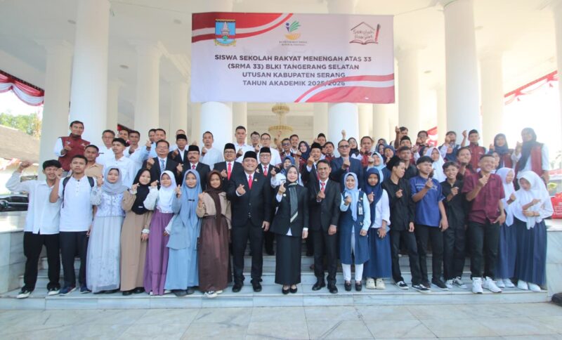 Bupati Serang Ratu Rachmatuzakiyah melepas secara resmi keberangkatan 19 pelajar asal Kabupaten Serang yang akan melanjutkan ke Sekolah Rakyat Menengah Atas (SRMA) 33 Tangerang Selatan Tahun Ajaran 2025/2026 di Pendopo, Jumat (15/8/2025).