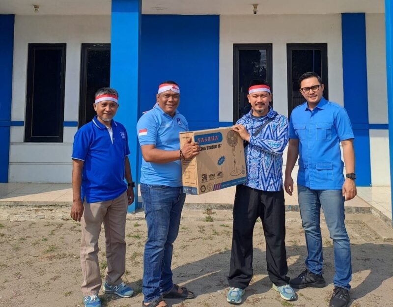 Bendahara PAN Banten Agung Sukmana (kedua dari kiri) menyerahkan hadiah kepada pemenang lomba.