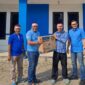 Bendahara PAN Banten Agung Sukmana (kedua dari kiri) menyerahkan hadiah kepada pemenang lomba.
