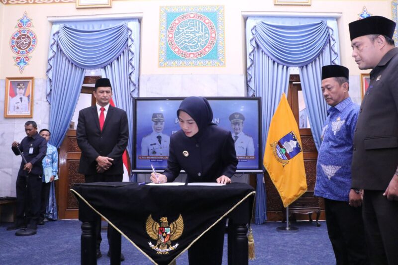 Bupati Serang Ratu Rachmatuzakiyah melantik Zaldi Dhuhana menjadi Sekretaris Daerah (Sekda) Kabupaten Serang di Pendopo Bupati pada Kamis, 21 Agustus 2025.