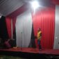 Panitia mengecek panggung utama.