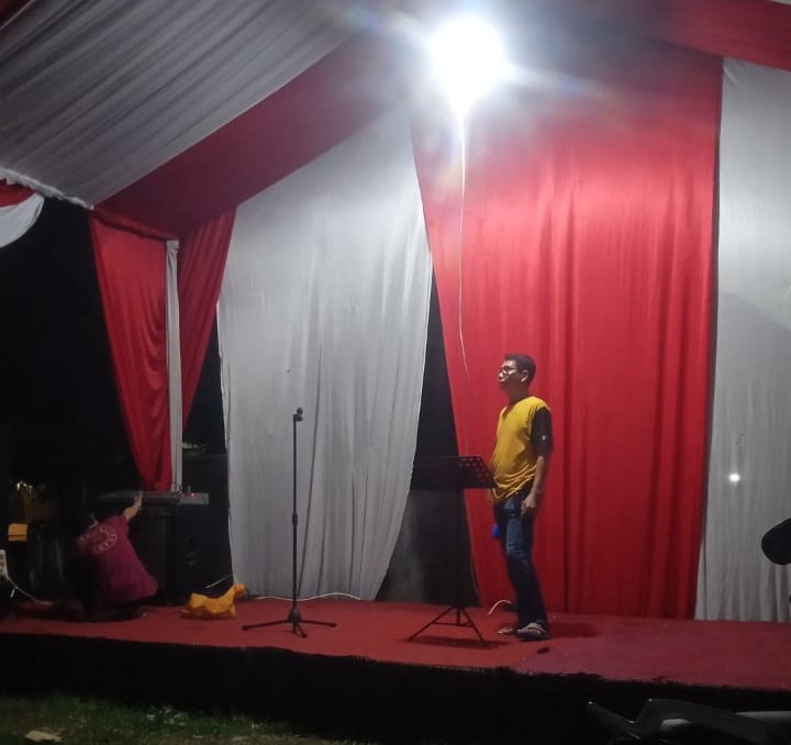 Panitia mengecek panggung utama.