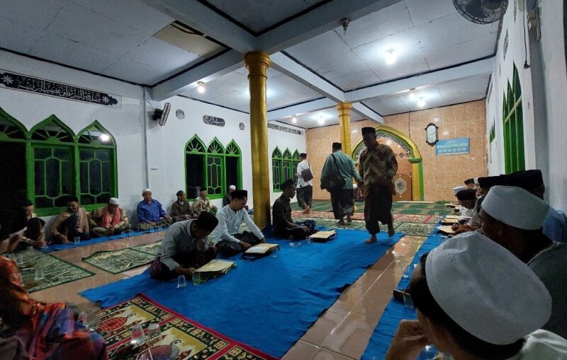 Mahasiswa KKM 61 Uniba menghadiri pengajian di Desa Margaluyu Kabupaten Lebak.