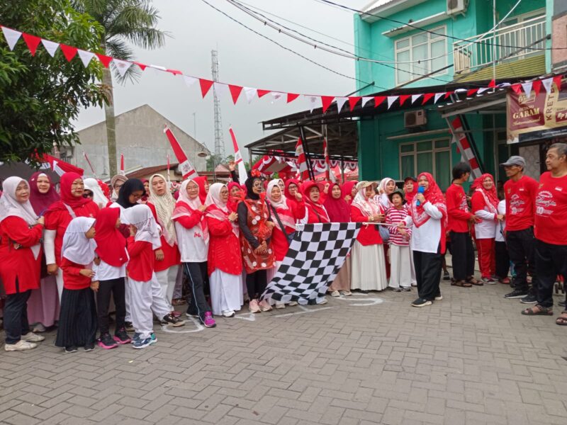 Para warga bersiap-siap untuk jalan santai di garis start.