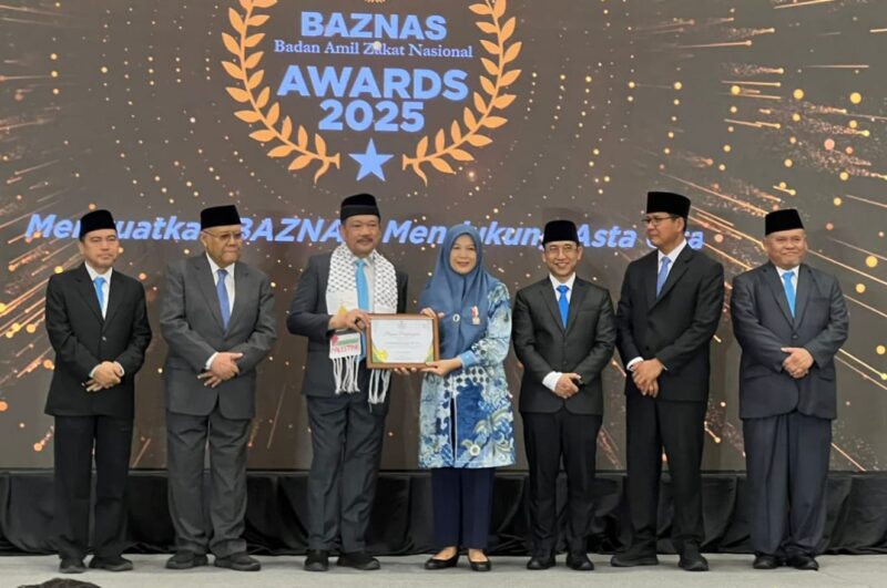 Bupati Serang Ratu Rachmatuzakiyah menerima Penghargaan BAZNAS Awards 2025 pada Kategori Kepala Daerah Pendukung Gerakan Zakat Indonesia dari Badan Amil Zakat Nasional Republik Indonesia.