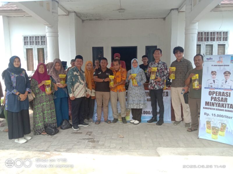 Titi Purwitasari (depan; empat dari kanan) Kepala Bidang Perdagangan pada Diskoumperindag Kabupaten Serang saat mengunjungi kegiatan Operasi Pasar (OP) Minyakita di Kabupaten Serang.