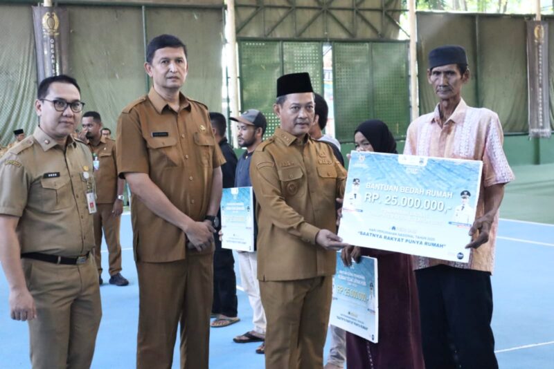 Wabup Serang Najib Hamas Serahkan Bantuan 497 RTLH.