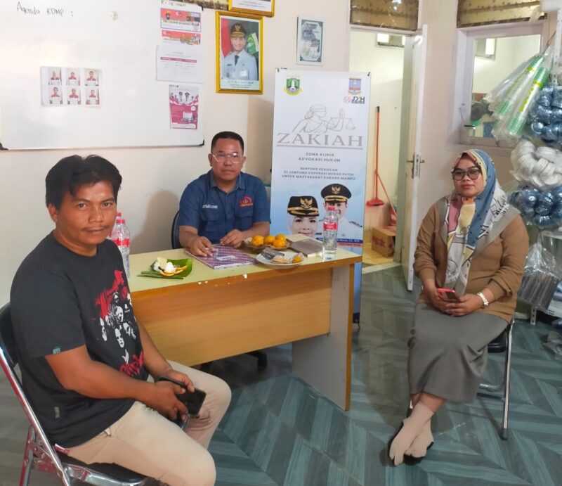 Seorang warga (kiri) saat melaporkan kasus dugaan penganiayaan di ruang konsultasi Zakiah di Desa Ranjeng, Ciruas, Selasa 2 September 2025.